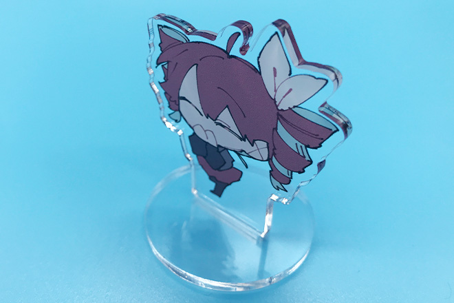 淡いカラーがキャラクターの笑顔を彩るアクリルスタンド