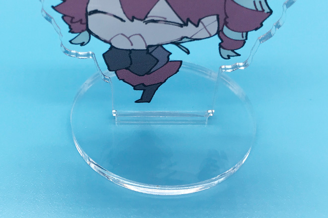 淡いカラーがキャラクターの笑顔を彩るアクリルスタンド