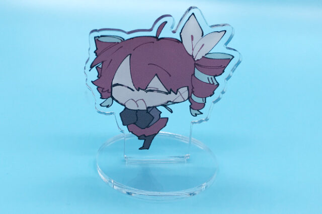 淡いカラーがキャラクターの笑顔を彩るアクリルスタンド