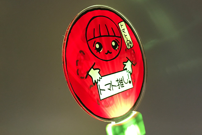 真っ赤なトマトを思わせるデザインのグリーングリップペンライト