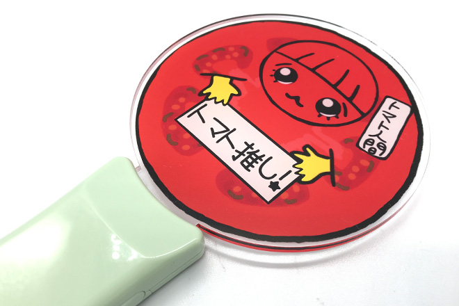 真っ赤なトマトを思わせるデザインのグリーングリップペンライト