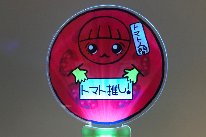 真っ赤なトマトを思わせるデザインのグリーングリップペンライト