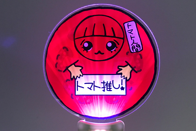 真っ赤なトマトを思わせるデザインのグリーングリップペンライト