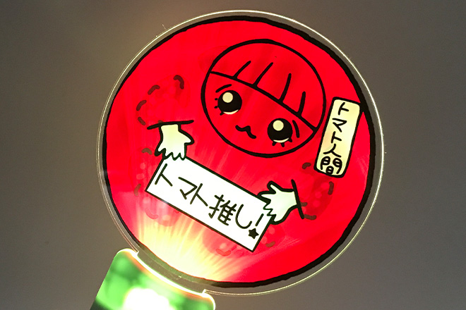 真っ赤なトマトを思わせるデザインのグリーングリップペンライト