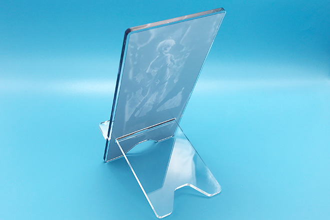 光に包まれた後ろ姿が印象的なアクリルスマホスタンド