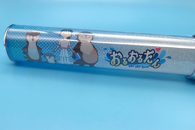 かわいいイラスト入り！大文字のロゴが目を引くスティックペンライト