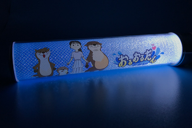 かわいいイラスト入り！大文字のロゴが目を引くスティックペンライト