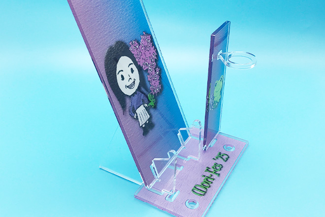 花束を持つキャラクターとカエルが並ぶ多機能3WAYアクスタ