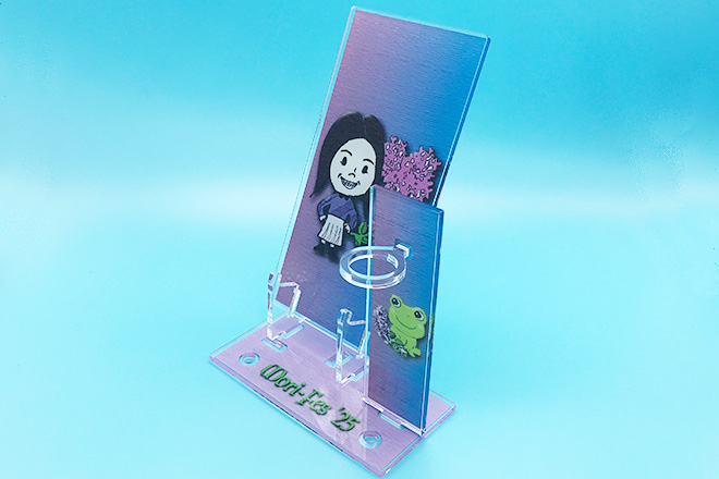 花束を持つキャラクターとカエルが並ぶ多機能3WAYアクスタ
