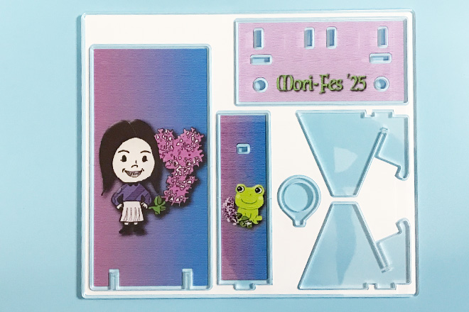 花束を持つキャラクターとカエルが並ぶ多機能3WAYアクスタ
