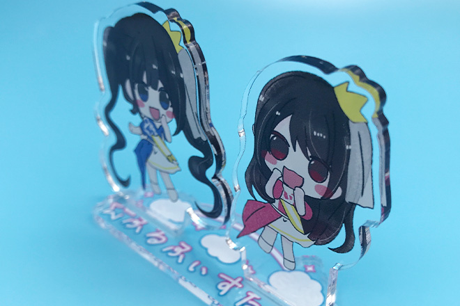 ふたりの笑顔がキュートなデザインのアクリルスタンド(プレートタイプ)