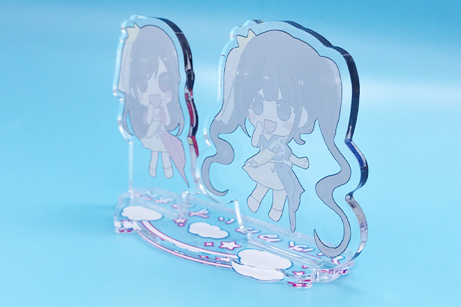 ふたりの笑顔がキュートなデザインのアクリルスタンド(プレートタイプ)