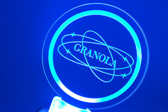 流れる星が美しく浮かび上がるレーザー彫刻のペンライト