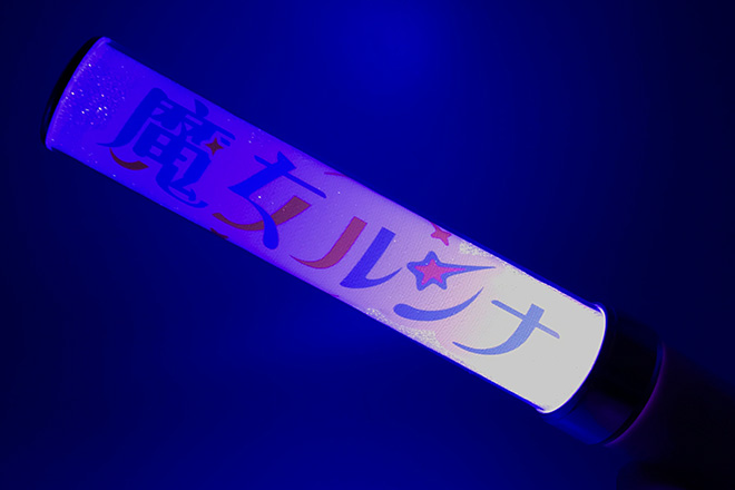 青と黄色のコントラストが際立つスティック型ペンライト