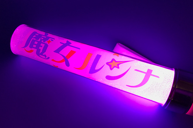 青と黄色のコントラストが際立つスティック型ペンライト