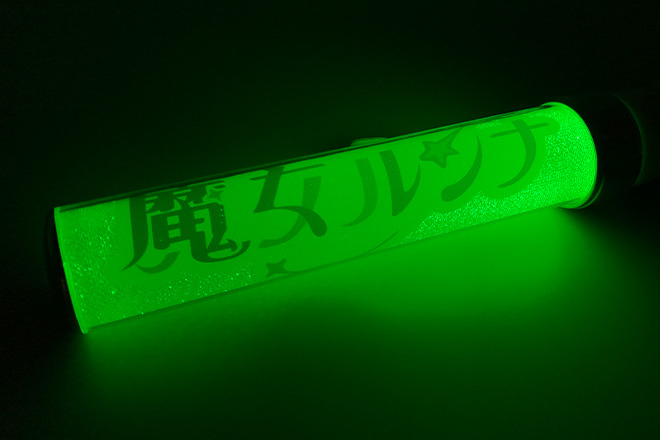 青と黄色のコントラストが際立つスティック型ペンライト