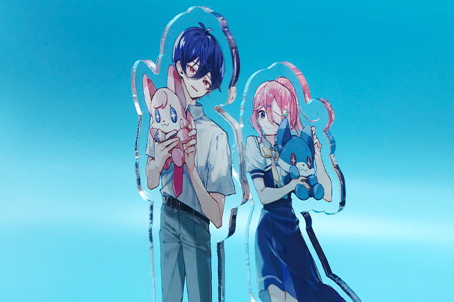 制服姿の二人のイラストが描かれたアクリルスタンド