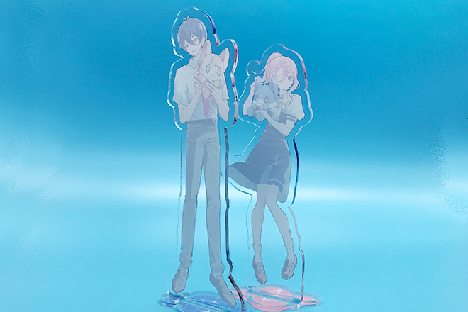 制服姿の二人のイラストが描かれたアクリルスタンド