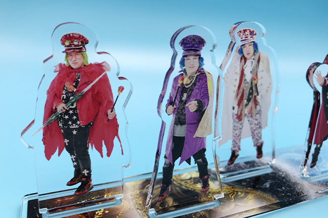 豪華な衣装をまとった4人が存在感を放つアクリルスタンド(プレートタイプ)