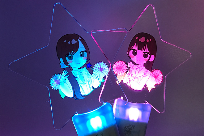 水色グリップが少女と花のイラストを引き立てるペンライト全5種