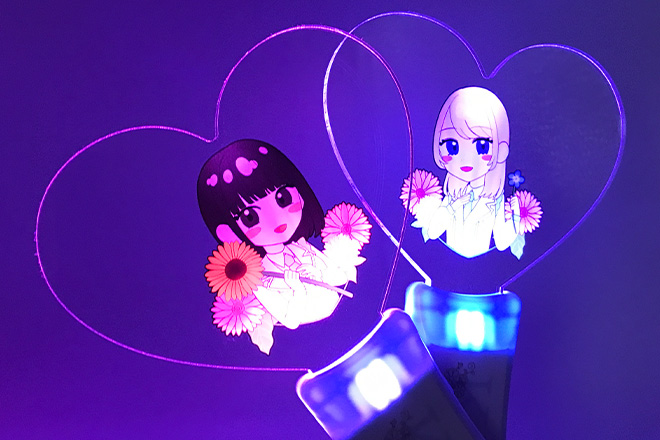 水色グリップが少女と花のイラストを引き立てるペンライト全5種