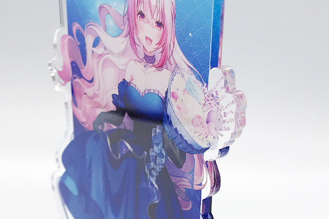 青とピンクの色彩で魅せる女性イラストのアクリルスタンド