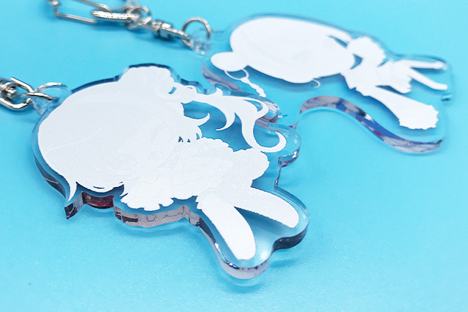 大きな瞳の女の子がかわいいアクリルキーホルダー2種