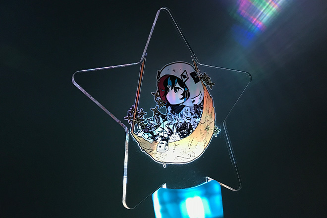幻想的なイラストが目を引く星型アクリルペンライト