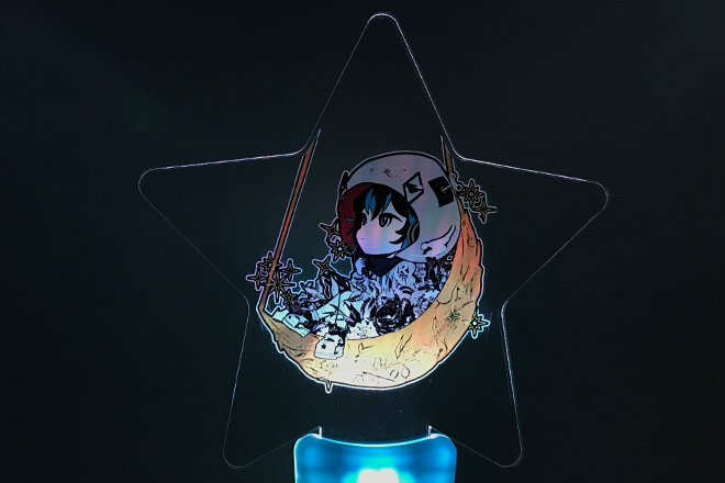 幻想的なイラストが目を引く星型アクリルペンライト