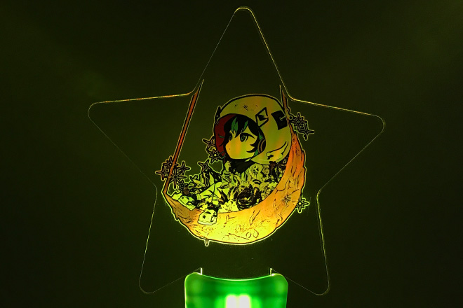 幻想的なイラストが目を引く星型アクリルペンライト